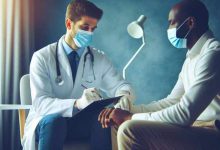 بیمار و پزشک در حال صحبت کردن