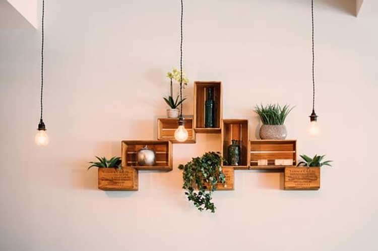 قفسههای دیواری با جعبههای میوه